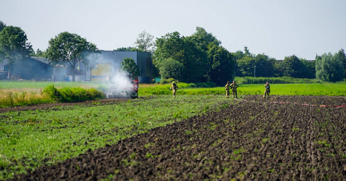 Tractor brand uit op akker langs Slimweg in Hoogkarspel