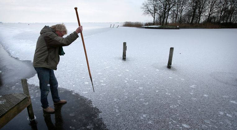 In januari 2013 werd er 5 centimeter ijs gemeten in het begin van De Luts aan het Slotermeer.  Beeld ANP
