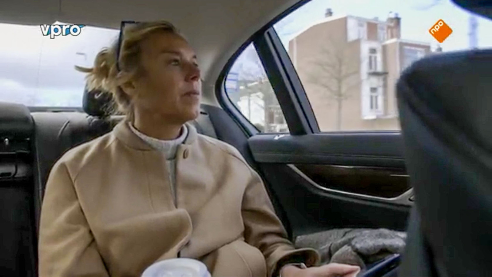 Still uit de documentaire waarin te zien is dat Kaag geen autogordel draagt