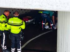 Fietser raakt ernstig gewond na uitglijder over rooster in fietstunnel