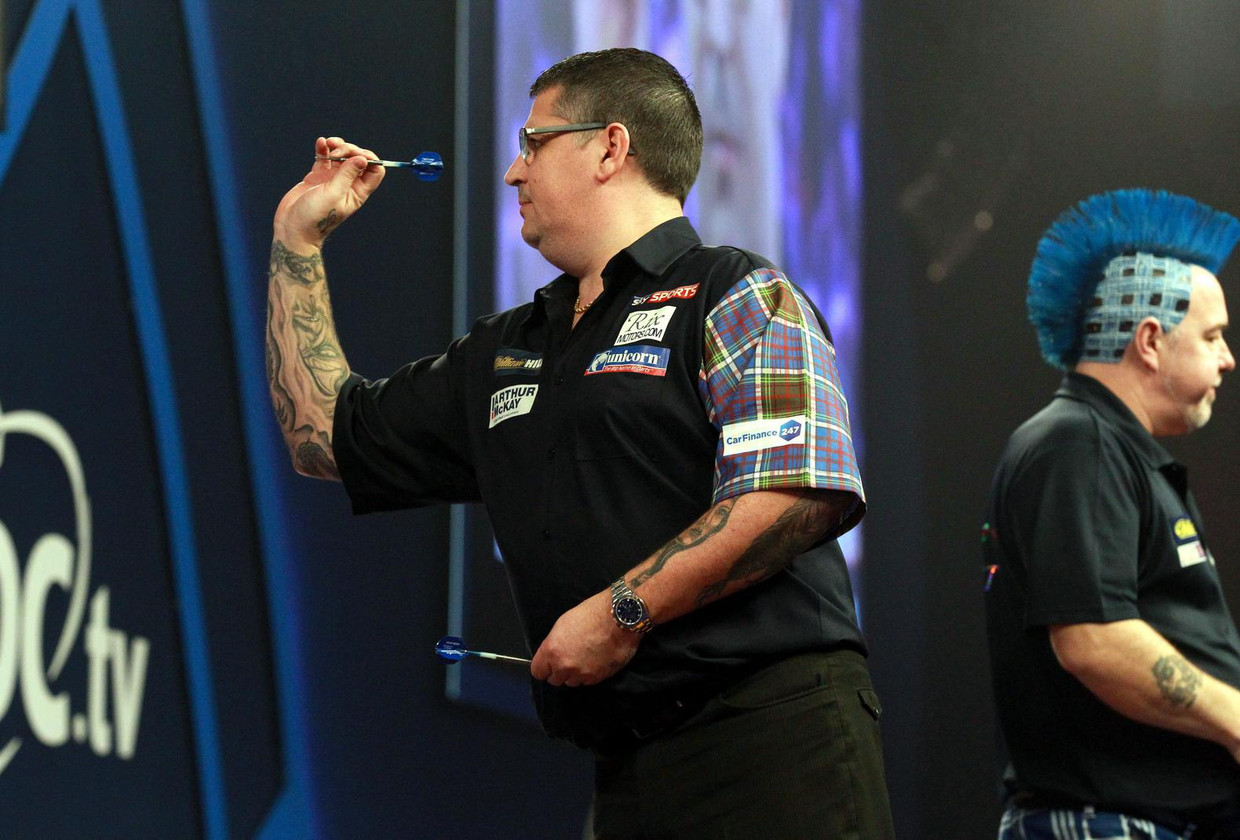 Gary Anderson, met op de achtergrond Peter Wright Beeld epa