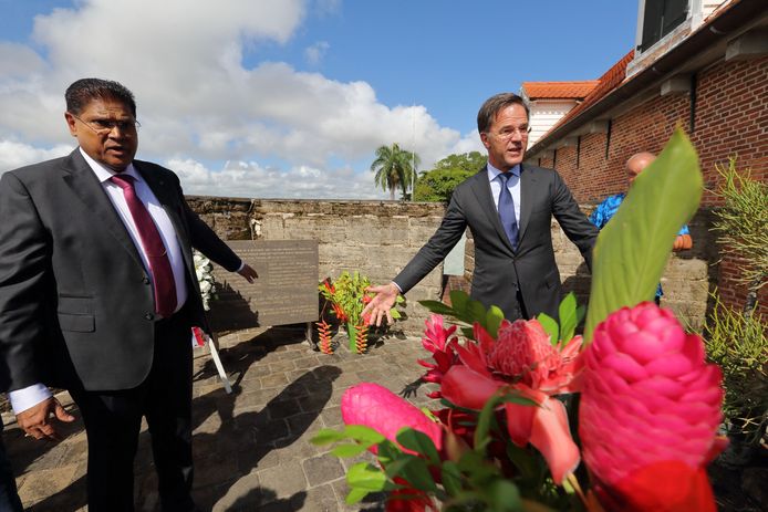 De Surinaamse president Santokhi (links) en Mark Rutte (rechts) in Suriname.