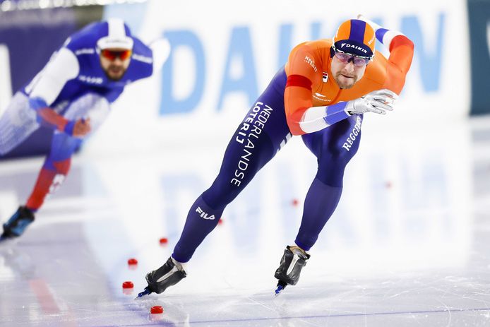 Ronald Mulder komt dicht bij de lijn op de 500 meter tijdens de wereldbeker schaatsen in Thialf