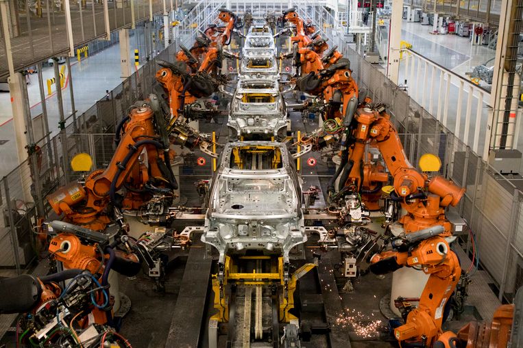 Robots aan een assemblagelijn bij autofabrikant VDL Nedcar in Born.  Beeld ANP /  ANP