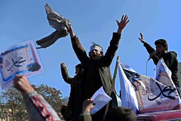 Demonstranten in Kabul dragen borden met daarop de tekst 'We houden van Mohammed' Beeld afp