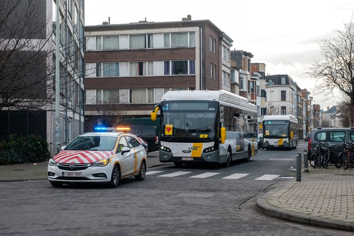 Guy en zijn collega’s trokken zondagmiddag mét hun bussen in colonne van stelplaats Zurenborg naar woonzorgcentrum Den Drossaert in Borgerhout.