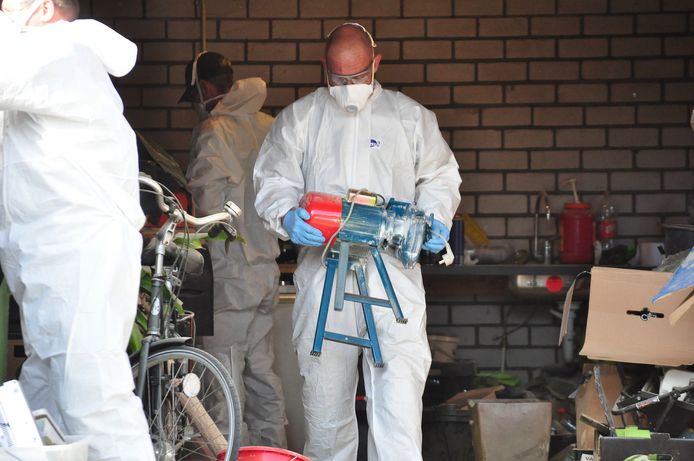 Het XTC-lab in Waalwijk wordt ontruimd.