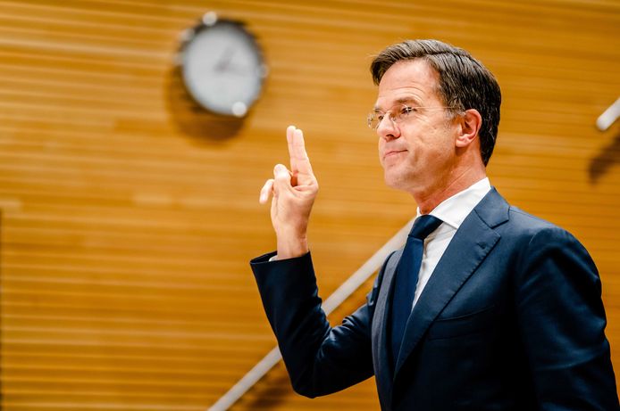 Rutte legt de eed af tijdens zijn verhoor door de parlementaire ondervragingscommissie kinderopvangtoeslag.