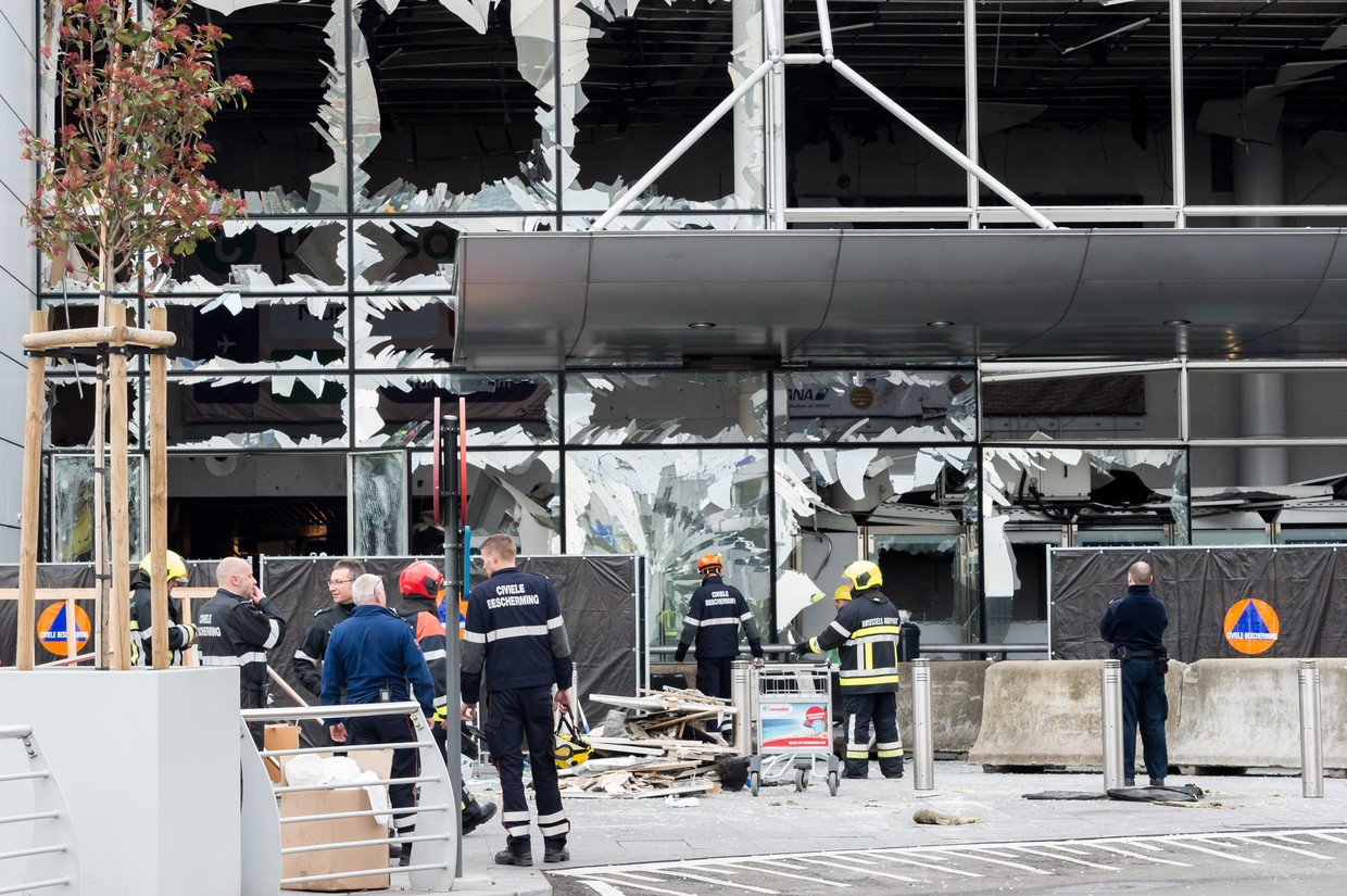 De vertrekhal van Brussels Airport na de aanslagen van 22 maart 2016.  Beeld BELGA