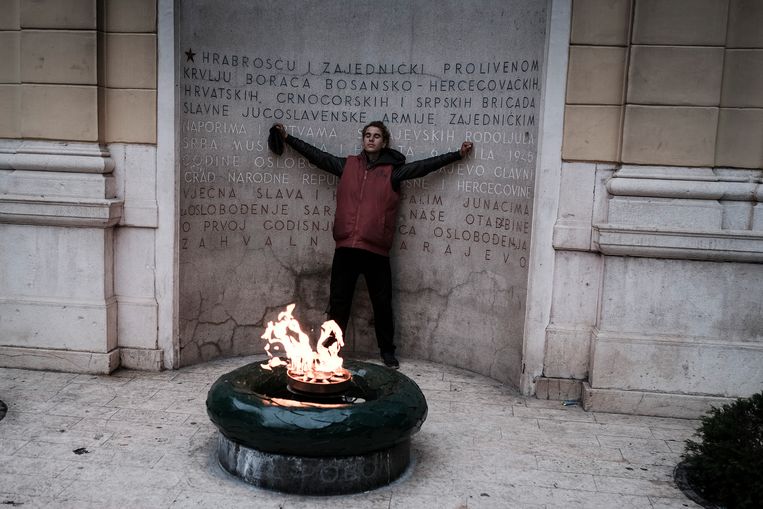 De Eeuwige Vlam brandt in Sarajevo voor de slachtoffers van de Tweede Wereldoorlog in Bosnië en Herzegovina. Beeld Daniel Rosenthal / de Volkskrant