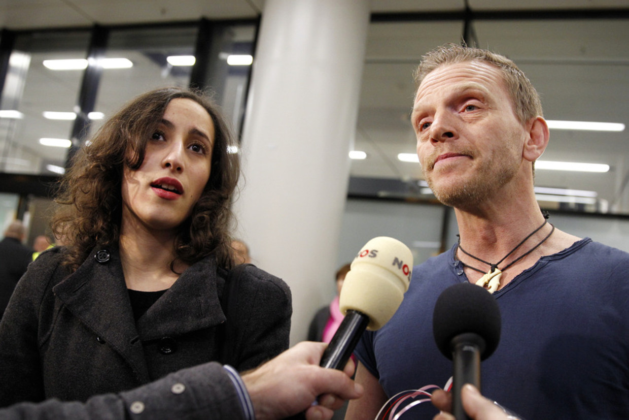 Greenpeace-activisten Faiza Oulahsen en Mannes Ubels staan de pers te woord na aankomst uit het Russische Sint-Petersburg op Schiphol Beeld ANP