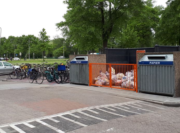 Bewoners van de Wortmanflat balen van illegaal afval storten in de containers