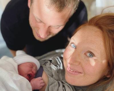 Linde Merckpoel verwelkomt dochtertje Jackie: “Gisteren geboren en nu al de schoonste benen van de provincie”
