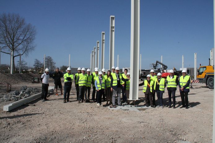 De eerste paal van retailpark Westpark in Veurne is symbolisch rechtgezet.
