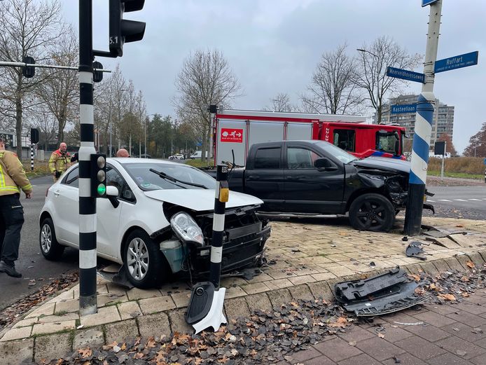 Twee auto's zijn woensdagmiddag rond 13.00 uur gebotst op de Kasteellaan in Eindhoven.