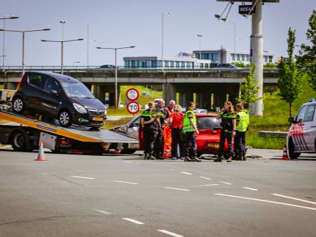 Het is wéér raak op berucht Amersfoorts kruispunt: twee auto’s op elkaar gebotst