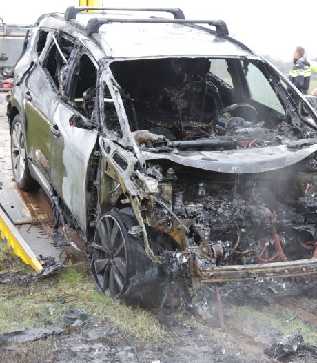 Auto brandt volledig uit op provinciale weg bij Enter, verkeer loopt vast