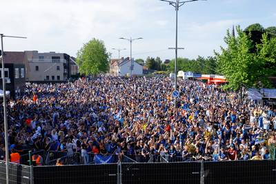 KIJK LIVE. Kampioenen arriveren aan kolkend Jan Breydel voor groot feest met Club Brugge-fans