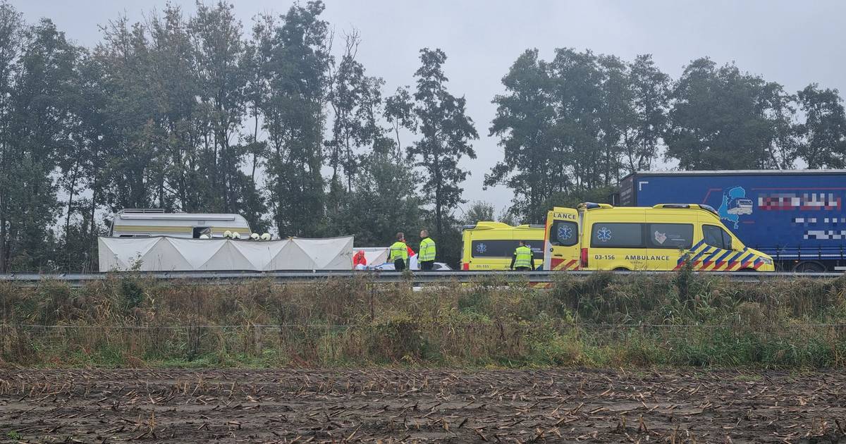 Ernstig ongeval met camper op de A28 tussen De Wijk en Staphorst. Snelweg afgesloten.