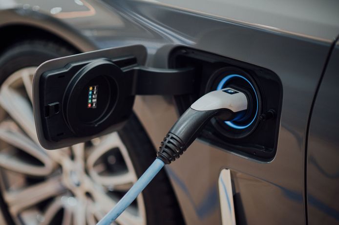 De elektrische auto's van Europese ministers werden onlangs tijdens een EU-top in Lyon opgeladen met dieselgeneratoren.