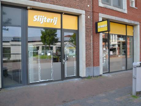 Inbreker slaat winkelruiten in