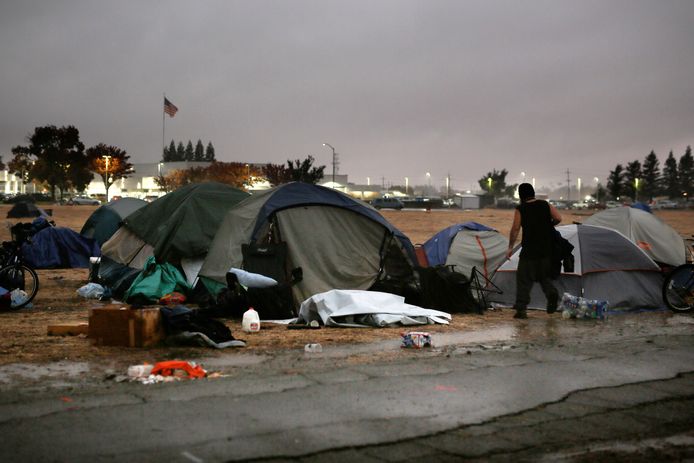 In Chico, Californië, kamperen mensen in de regen naast een Walmart omdat hun huizen zijn verwoest bij de bosbranden.