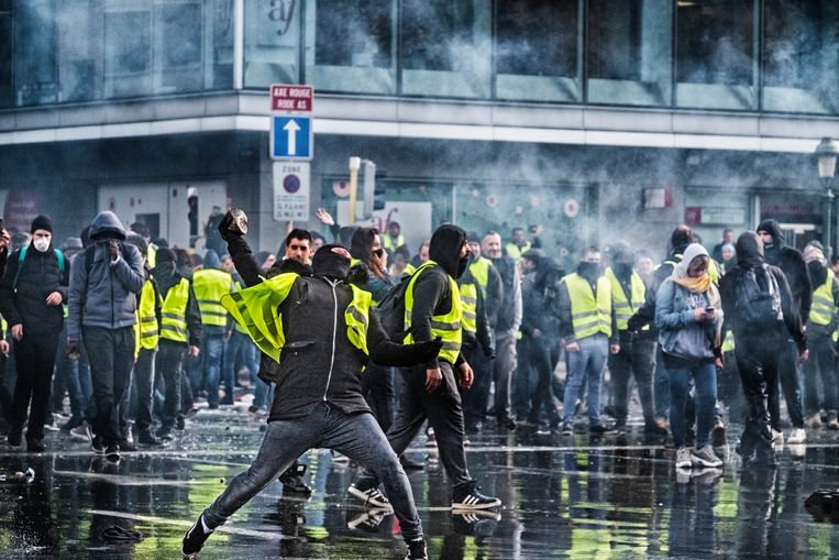 Grimmige sfeer tijdens het protest van de 'gele hesjes' in Brussel, 30 november 2018. Beeld Tim Dirven