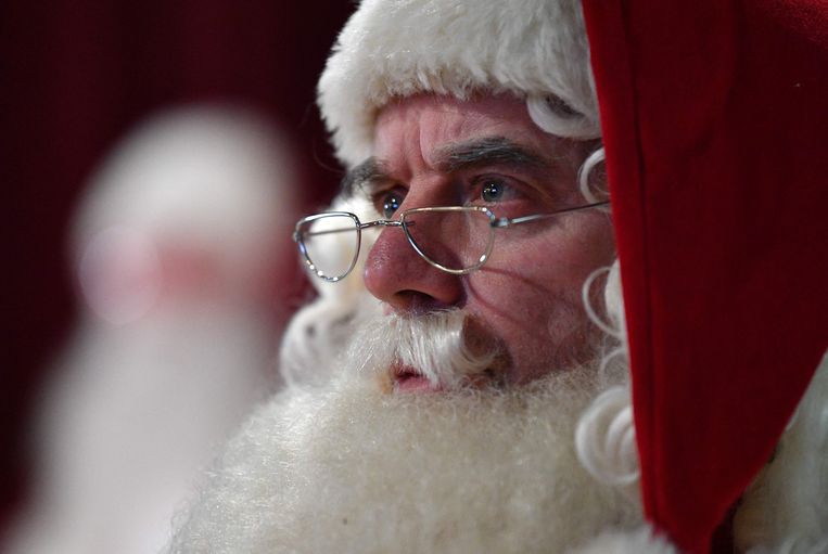 Een kerstman in training volgt een kerstmancursus in Londen.   Beeld AFP