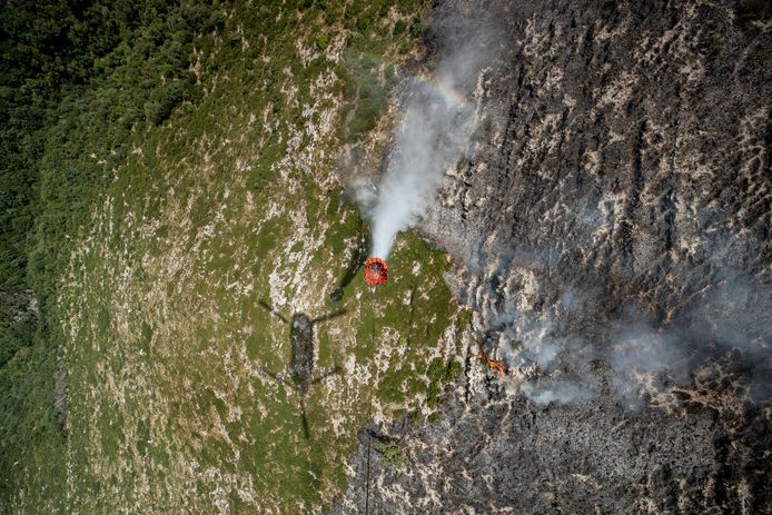 Bluswerkzaamheden van twee Chinooks van Defensie Helikopter Commando van Gilze-Rijen boven Albanië. Inzet met twee helikopters omdat een dorpje bedreigd werd.