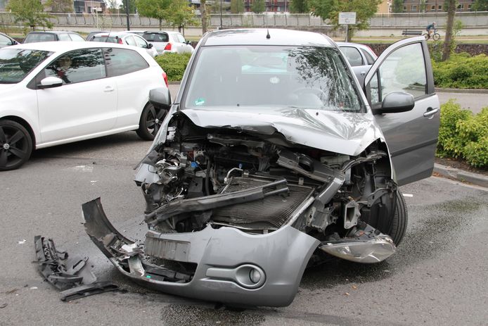 Veel schade na een ongeluk in Nijverdal.