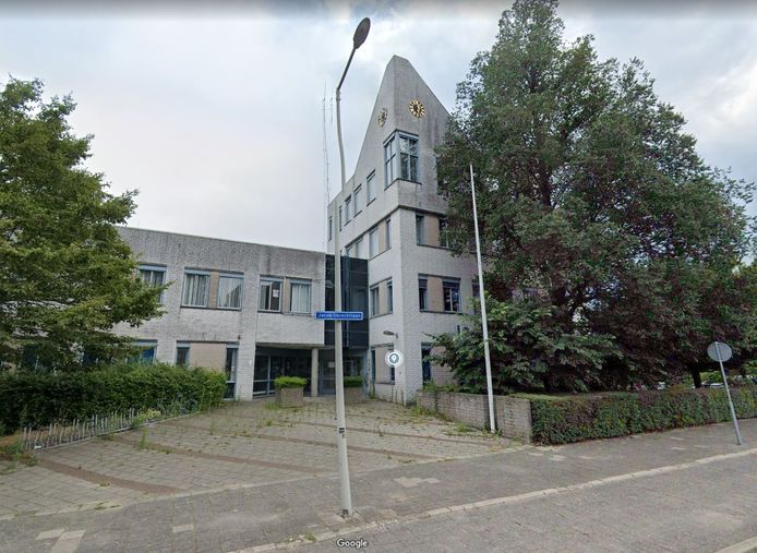 Het voormalige politiebureau aan de Jacob Obrechtlaan in Bergen op Zoom.