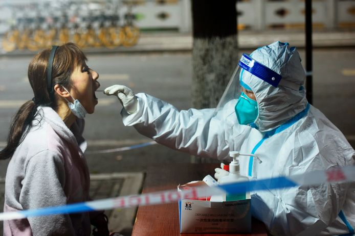 Een vrouw wordt getest op de aanwezigheid van het coronavirus in Hangzhou.