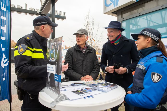 Oosterhout kent sinds vorig jaar een spreekuur met de wijkagent en boa. Pix4Profs/René Schotanus