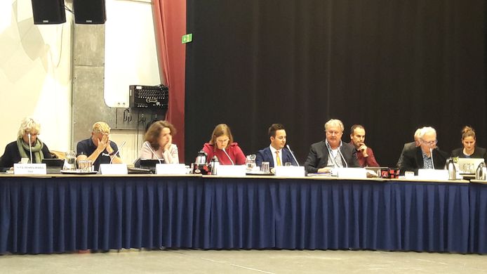 De VVD-fractie (de 3e, 4e, 5e en 6e van links)in de Geldrop-Mierlose gemeenteraad in 2019. Vijfde van links Maik Barten.