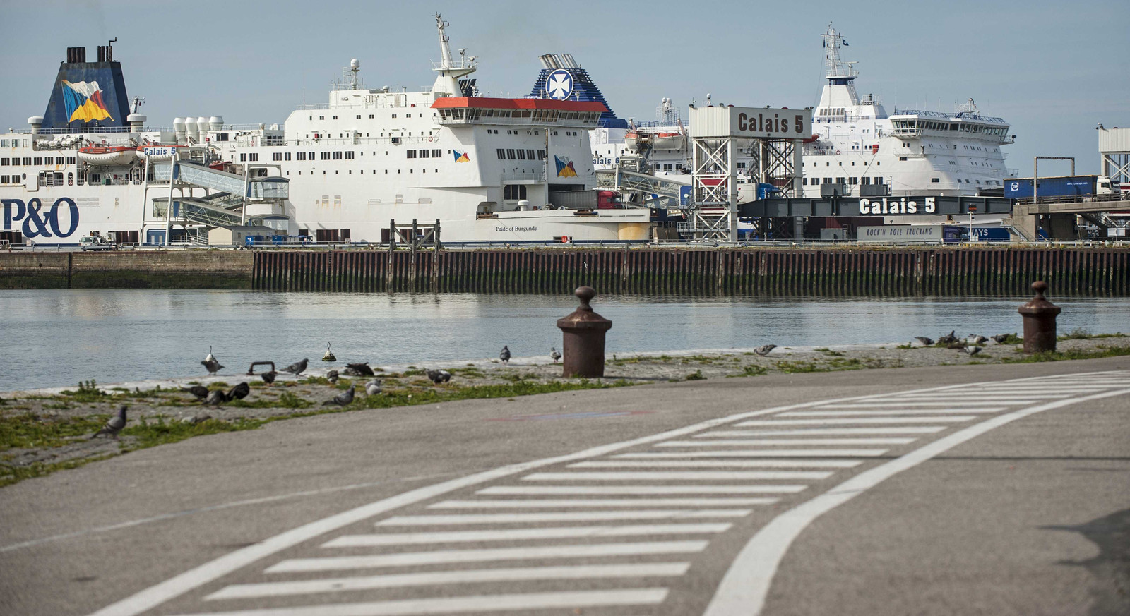 De haven van Calais, waar vorige week een 32-jarige vrachtwagenchauffeur uit Urk is aangehouden.