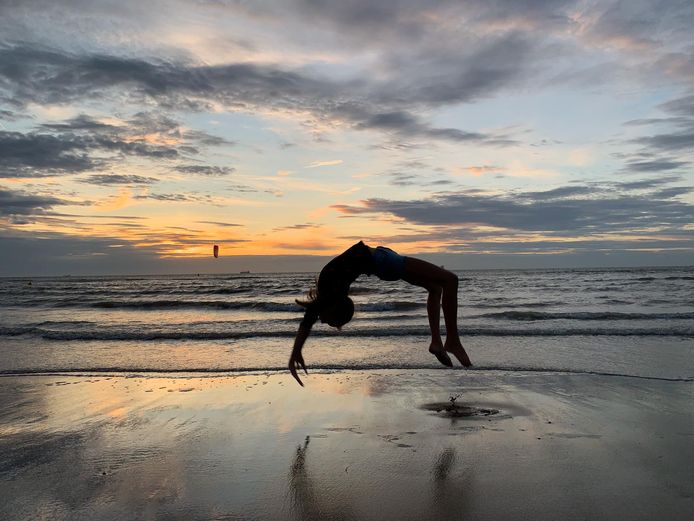 SOEPEL IN EVENWICHT 
Een soepel vluchtelement op het strand van Cadzand. Op het juiste moment op de knop drukken is de kunst als fotograaf. De schaduwen van handen en voeten zijn nog zichtbaar in het natte zand. De afdruk van de voeten is al aan het vervagen. Een fractie van een seconde later landen de handen in het natte zand om op hun beurt een afdruk in het zand te zetten.