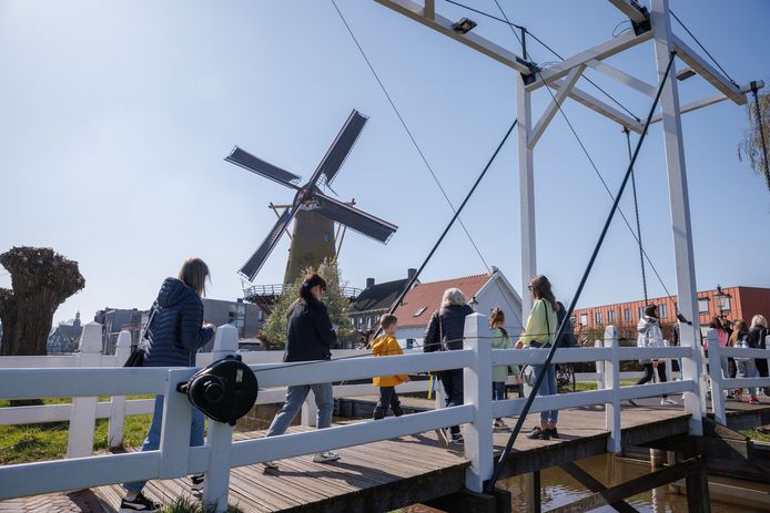 Hollandser kan niet: vluchtelingen uit Oekraïne die sinds kort verblijven in Etten-Leur werden zaterdag per touringcar rondgereden door de gemeente. Daar hoorde ook een pannenkoek bij op het terras van korenmolen De Lelie.