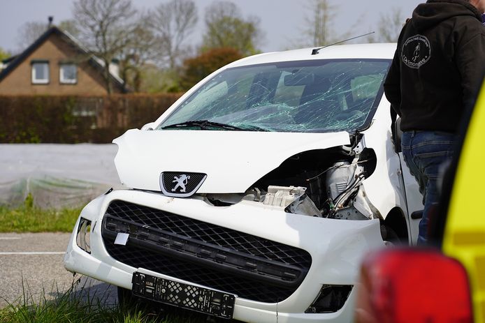 Auto belandt in aspergeveld in Rijen bij botsing.