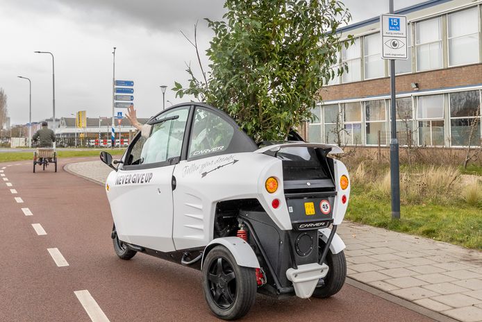 Linda Molendijk vertrekt met haar zojuist gekregen Portugese laurierkers bij de bomenhub in Goes. Gelukkig heeft ze een cabrio...