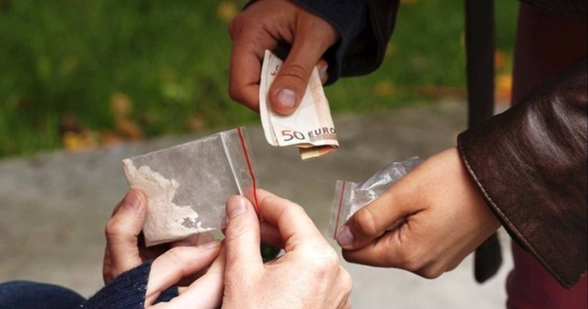 Zeven man opgepakt voor drugs dealen in Zwolle | Zwolle | AD.nl