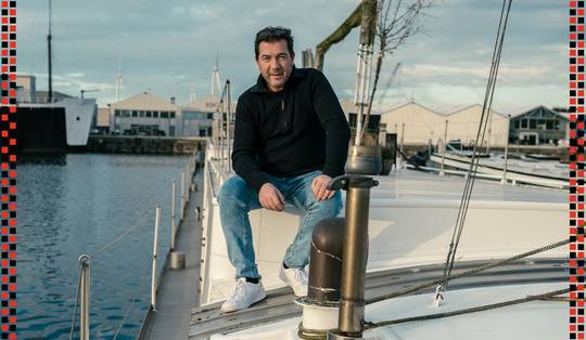 ‘Je kan het bootleven niet aan iemand opdringen’: Stefan woont op een gerenoveerd vrachtschip met wellness in Antwerpen