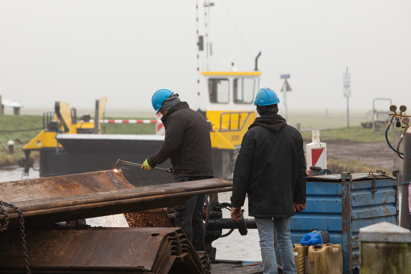 De werkzaamheden vinden plaats in de havenkom waar de veerpont van Eemdijk naar Eemnes aanmeert.