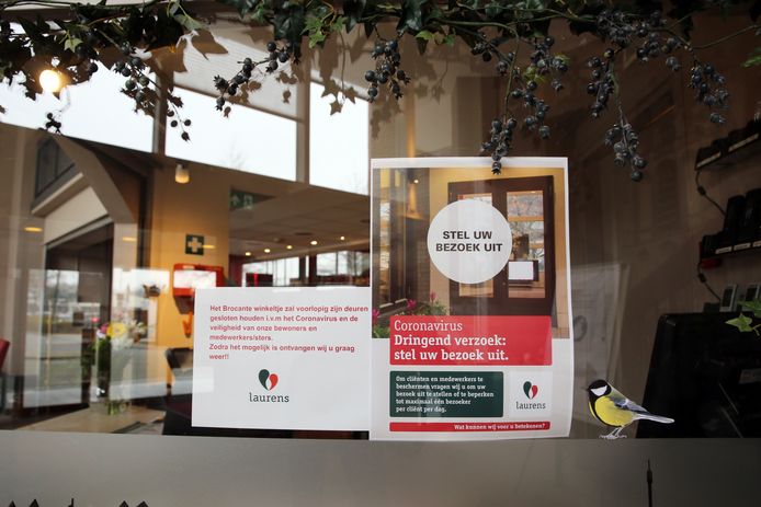 Een aankondiging op de deur van een verpleeghuis om bezoek zo veel mogelijk te beperken. De kans bestaat dat de verpleeghuizen wegens het coronavirus op slot gaan voor bezoekers.