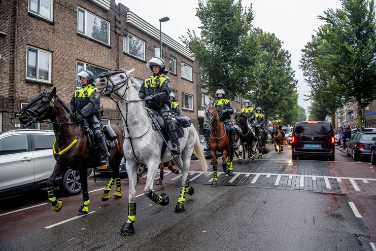 Politieagenten van de Mobiele Eenheid (ME)  in de wijk lombok. Beeld ANP / Robin Utrecht