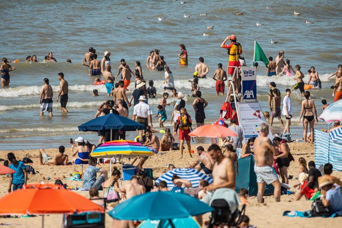 Een drukke dag op het strand van Oostende deze zomer.