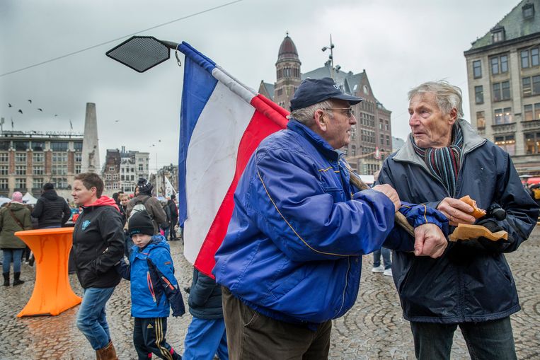 Boeren bieden Amsterdammers gratis eten en drinken aan om goodwill te kweken.  Beeld Jean-Pierre Jans
