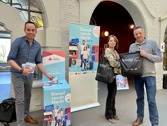 De maandelijkse markt in Zoersel wordt een feesteditie in april ter gelegenheid van de Maand van de Markt. V.l.n.r.: Olivier Rul (schepen Lokale Economie), Liesbeth Verstreken (burgemeester) en Roel Van Elsacker (cultuurschepen)