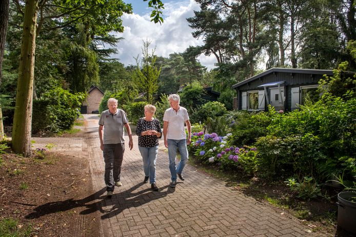 V.l.n.r. Jan Meelker , Corry van Erven (voorzitter VVE) en Edwin Mariouw Smit vertellen over hun langdurige strijd om gemeentelijke toestemming te krijgen voor permanente bewoning op bungalowpark L’Air Pur.