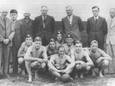Scheldestroom is in 1942 Zeeuws kampioen waterpolo. Uiterst links staat bestuurslid Leendert Schrier.