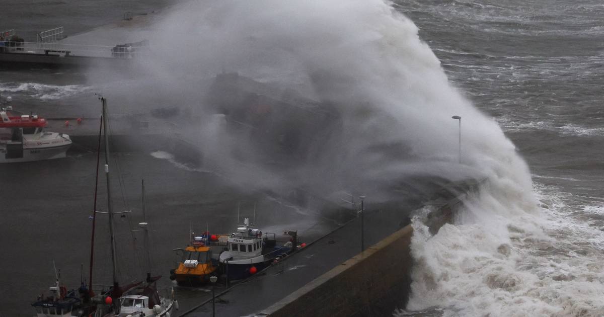 «Опасный для жизни» шторм «Бэббит» обрушился на Шотландию с волнами высотой до нескольких метров и реками, достигающими пяти метров, – первые наводнения в Германии |  Инстаграм Новости ВТМ